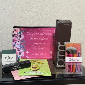 Beauty Pouch with 6 Beauty Products NEW